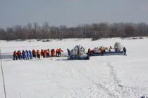 Спасатели готовятся к процедуре поднятия вертолета из-под воды