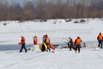 Спасатели МЧС готовят специальные подушки, которые накачиваются с помощью сжатого воздуха