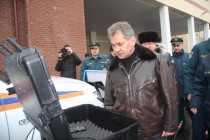 Сергей Шойгу осматривает систему спутниковой видеосвязи