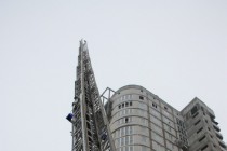 Школьница вместе с пожарным поднимается на пожарной автолестнице на высоту 20 метров