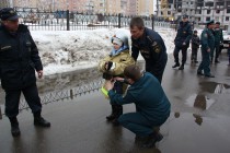 Ученица в экипировке пожарного перед подъемом на автолестнице