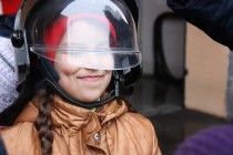 Школьница примеряет шлем пожарного