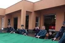 Все желающие испробовали прыжковое устройство эвакуации