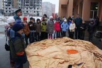 Дети наблюдают, как специалисты надувают куб жизни