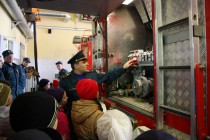 Руслан Евсеев демонстрирует устройство для пенного пожаротушения