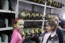 Ученики осматривают спецоборудование