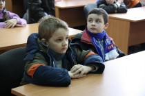 Школьники в учебной аудитории пожарной части