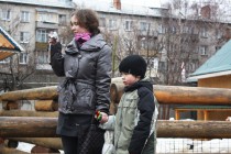 Один из финалистов конкурса с мамой