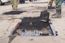 Вычищенная яма заполняется горячим асфальтом