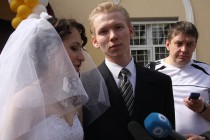 Жених и невеста общаются с журналистами