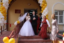 Молодожены выпускают голубей