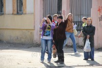 Прохожие приветствуют колонну байкеров