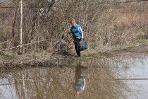 Местные жители пытаются пробраться через разливы воды