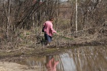 Местные жители пытаются пробраться через разливы воды