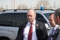 Евгений Лебедев осматривает подтопленные паводком дома