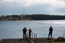 Рыбаки на плотине