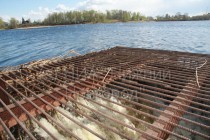 Огромные потоки воды сбрасываются через плотину в р. Пыра