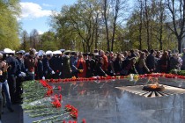 Возложение цветов к Вечному огню