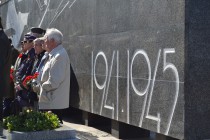 Ветераны около мемориала участникам ВОВ