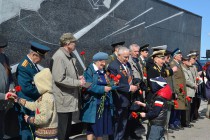 Дети дарят гвоздики ветеранам