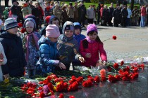 Дети возлагают цветы к Вечному огню