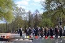 Участники шествия подходят к Вечному огню