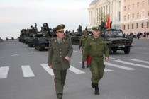 Новый командующий 20-ой Армией генерал-майор Александр Лапин раздает указания по устранению недостатков