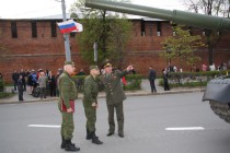 Новый командующий 20-ой Армией генерал-майор Александр Лапин (справа) раздает указания по устранению недостатков