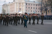 Военный оркестр замыкает парадное шествие