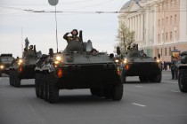 На марше БТР-80