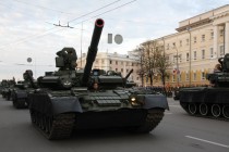 На марше танки Т-80