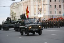 Механизированную колонну возглавляет автомобиль УАЗ со Знаменем сухопутных войск РФ