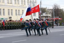 По площади проносят государственный флаг и Знамя Победы