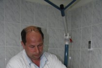 Ветеринар делает прививку от бешенства таксе по кличке Рой