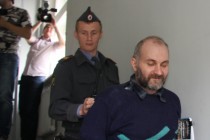 Под конвоем Москвина выводят из здания суда