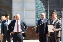 Глава администрации города Олег Кондрашов и руководитель филиала Ростелеком Денис Ефременко