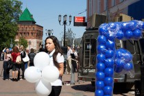 Сотрудница компании Ростелеком раздает воздушные шары