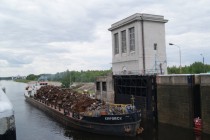 Сухогруз Кировск входит в шлюзовую камеру