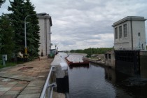 Толкач с баржой Александр Барсуков входит в шлюзовую камеру
