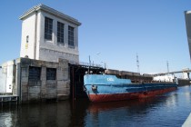 Сухогруз Елец выходит из шлюзовой камеры