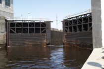 Ворота нижнего бьефа городецкого шлюза открываются после того, как уровень воды сравнялся