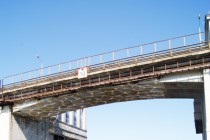 Сухогруз Елец входит в шлюзовую камеру