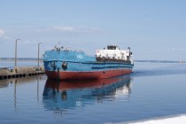 Сухогруз Елец входит в шлюзовую камеру