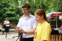 Опекун страусов дал птенцу имя Кроха