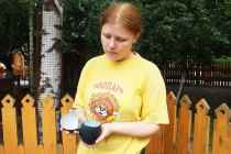 Сотрудник зоопарка демонстрирует скорлупу, из которой вылупился птенец