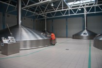 В варочном цехе очень жарко и чисто