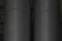 Сваренное пиво попадает в огромные «танки», где оно будет бродить несколько дней