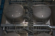 Сваренное пиво попадает в огромные «танки», где оно будет бродить несколько дней