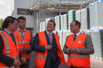 Олег Сорокин (второй справа) принял участие в церемонии, посвященной завершению второго этапа реконструкции и модернизации пивоварни Волга