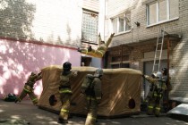 Показательный прыжок пожарных